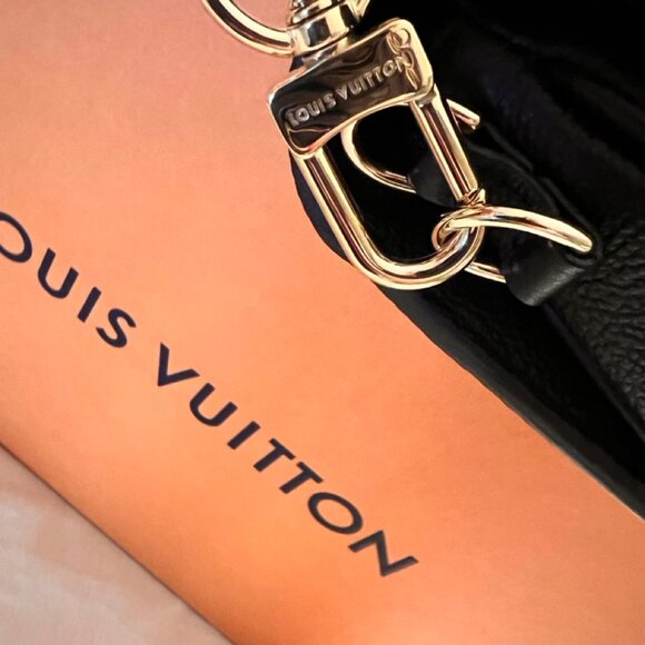 New with Receipt Louis Vuitton Metis East West Pouchette in Black - Picture 9 of 16